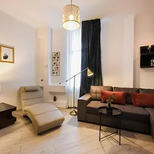 Discover Comfort: Charming & Spacious In The Old Town Apartament